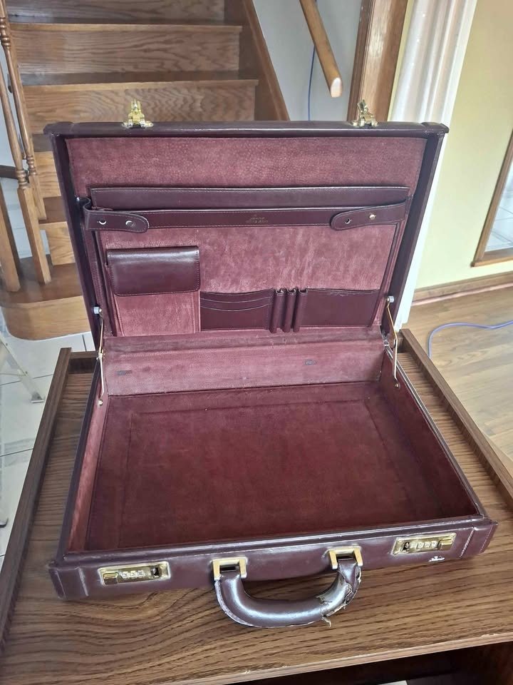 Genuine leather lockable briefcase