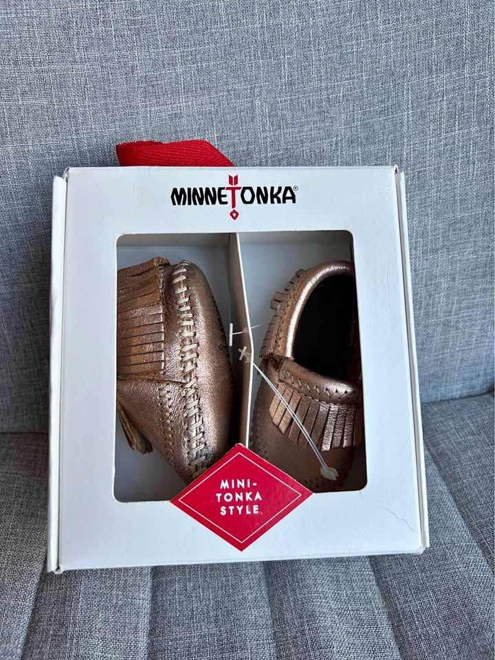 BNIB Minnetonka Baby Moccasins in Rose Gold