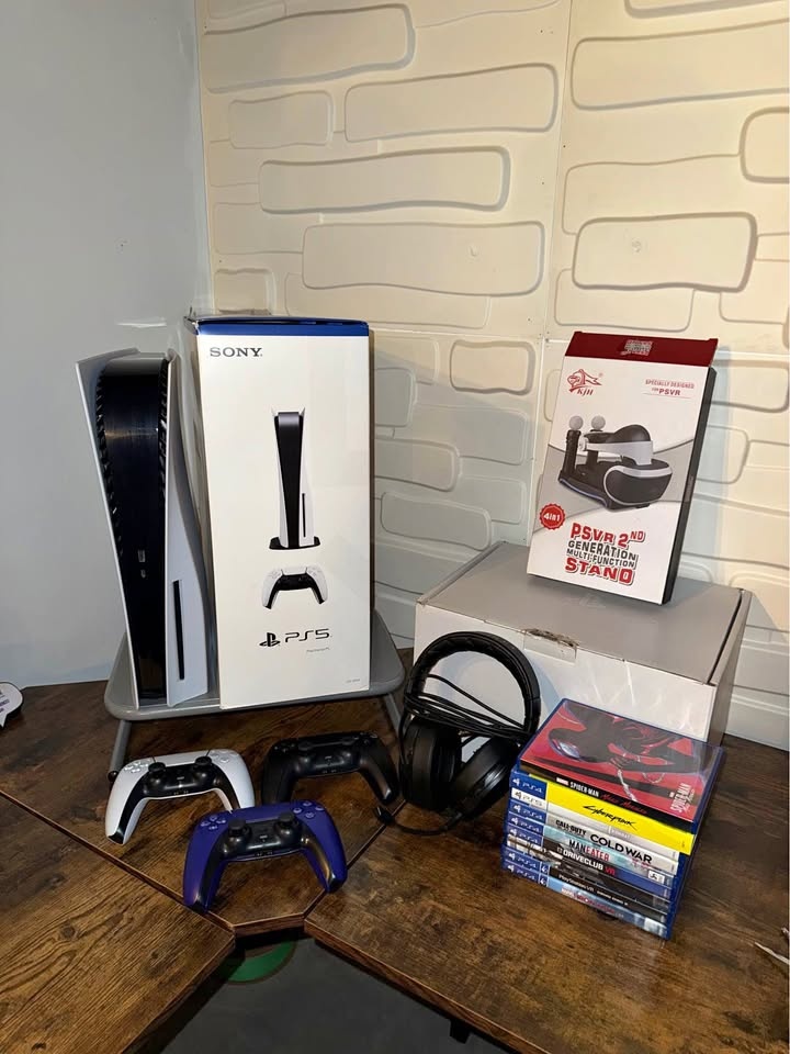 PS5 Bundle - 3 Controllers - PSVR - Lots of games!