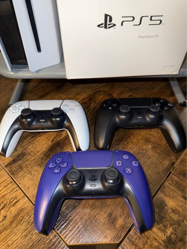 PS5 Bundle - 3 Controllers - PSVR - Lots of games! - photo 3