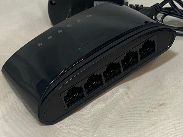 D-LINK (DES-1005E) 5-Port 10/100 Network Switch - photo 2