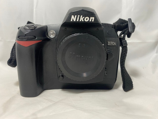 Nikon D70s DSLR Camera Body + Battery / Tested