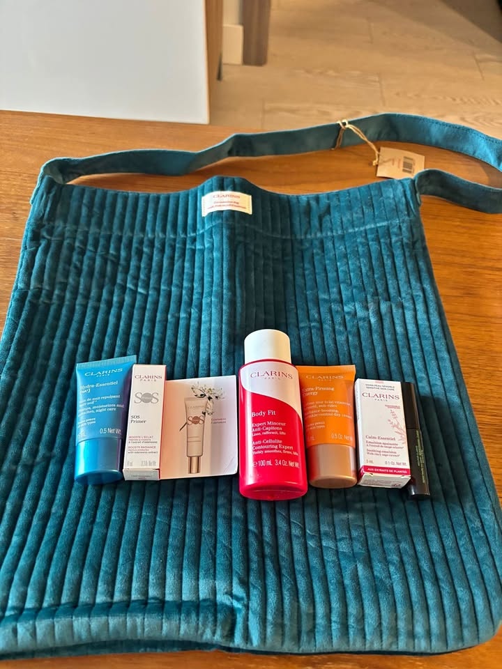 New Clarins 7-piece Skincare Set with Handbag
