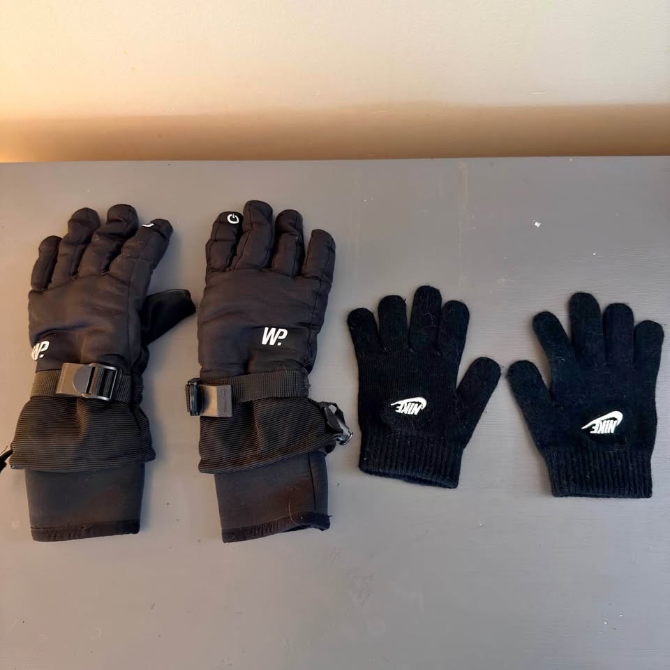 Kids WP Ski Gloves & Nike Knit Gloves. SIZE 6-7 Y