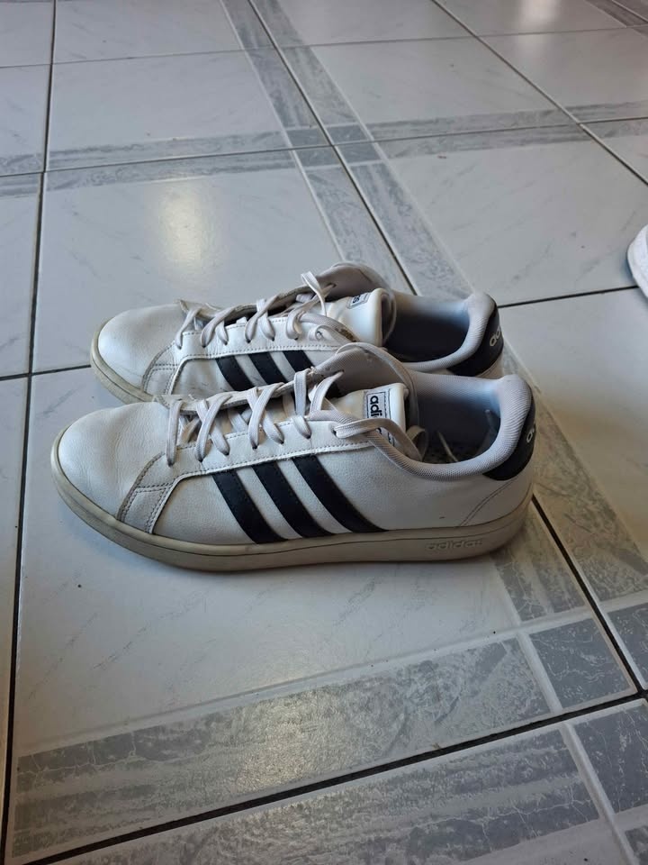 Adidas shoes size 11.5 - photo 2