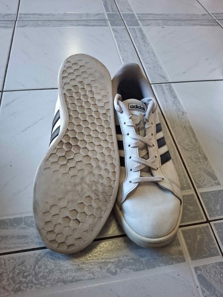 Adidas shoes size 11.5 - photo 3