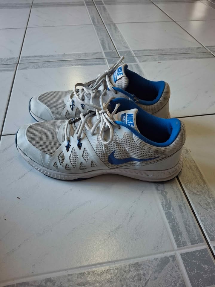 Nike Running Shoes Size 12 - photo 2