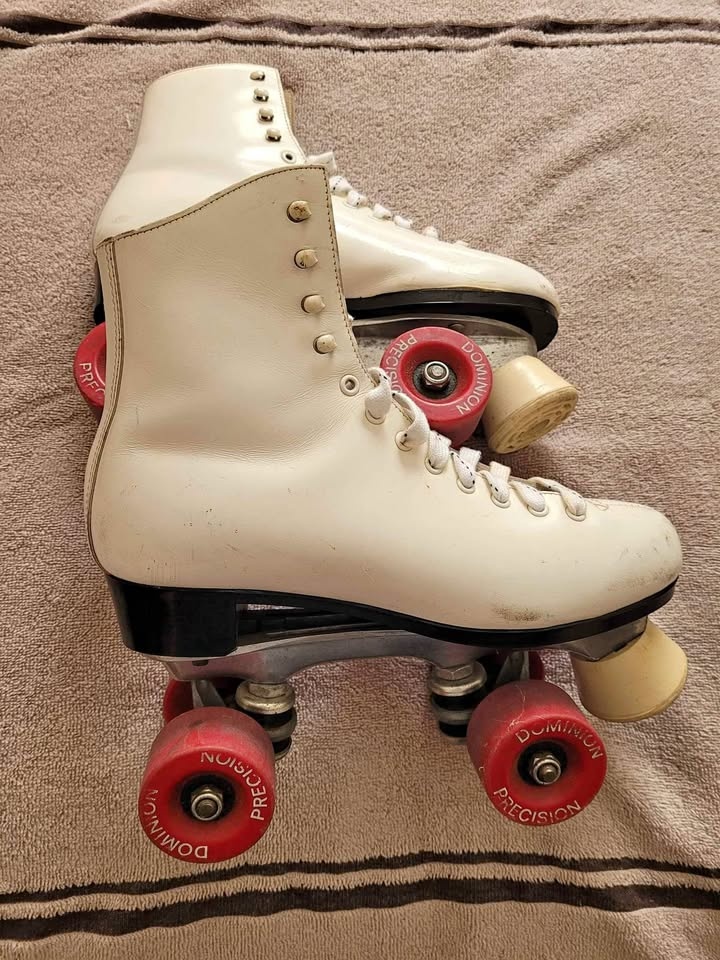 LADIES ROLLER SKATES - SIZE 8