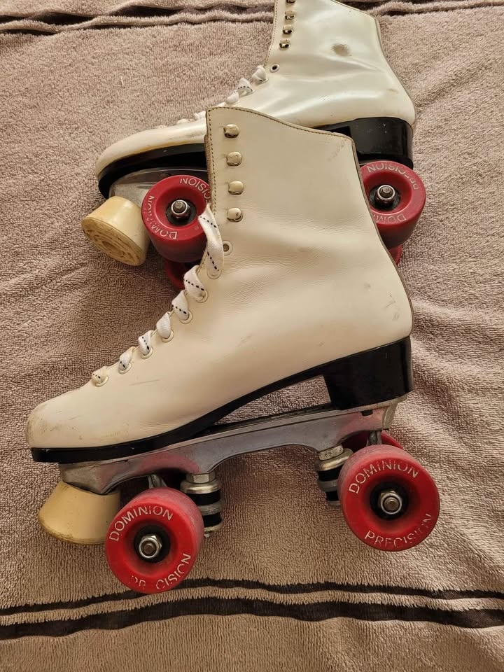 LADIES ROLLER SKATES - SIZE 8 - photo 2
