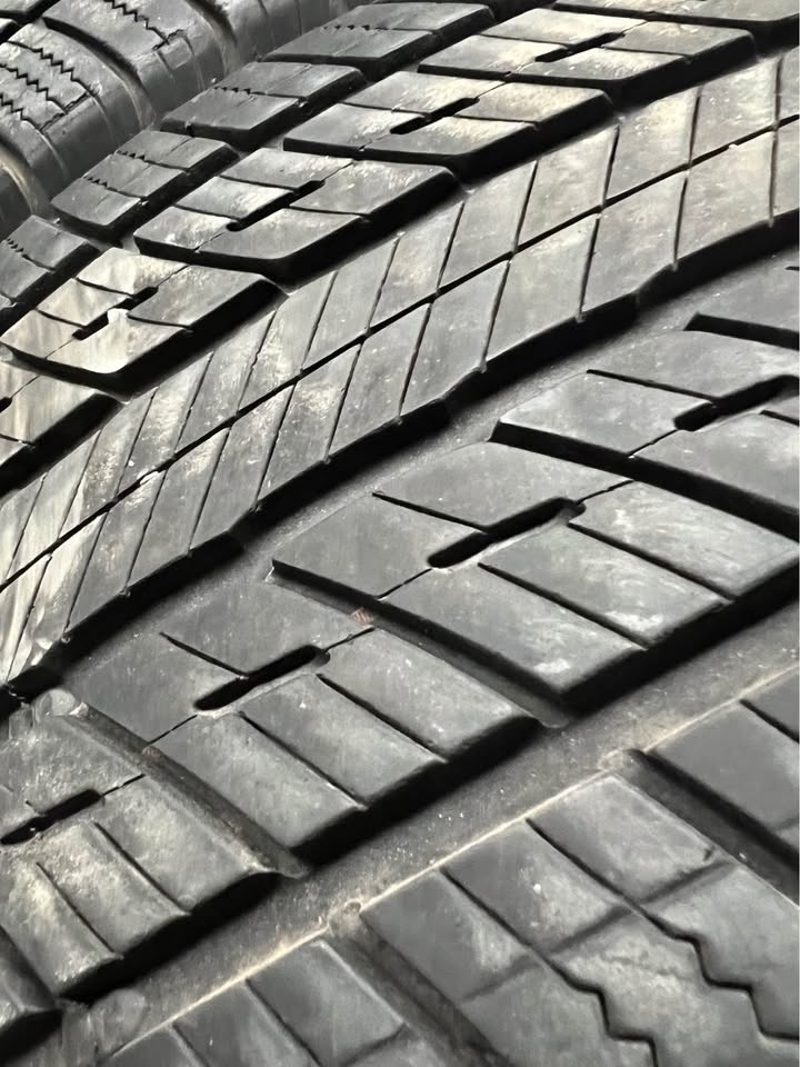 285/45/22 Uniroyal Tiger Paw Tires - Set of 4 - photo 2