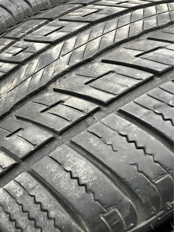 285/45/22 Uniroyal Tiger Paw Tires - Set of 4 - photo 3