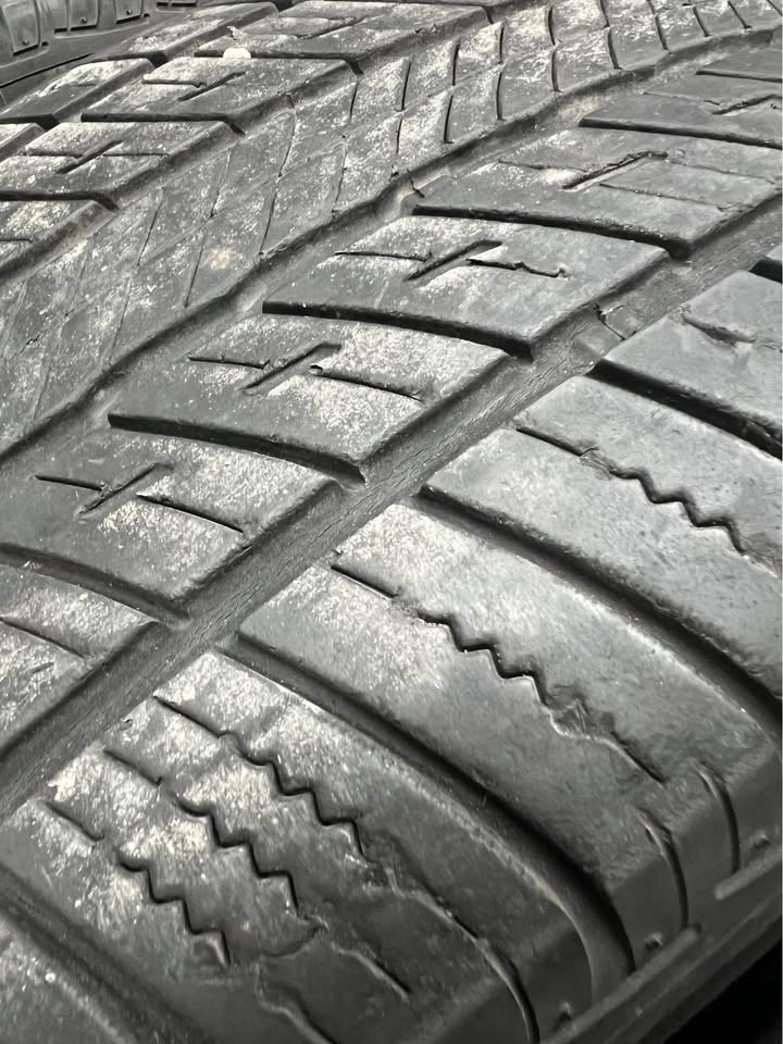 285/45/22 Uniroyal Tiger Paw Tires - Set of 4 - photo 4