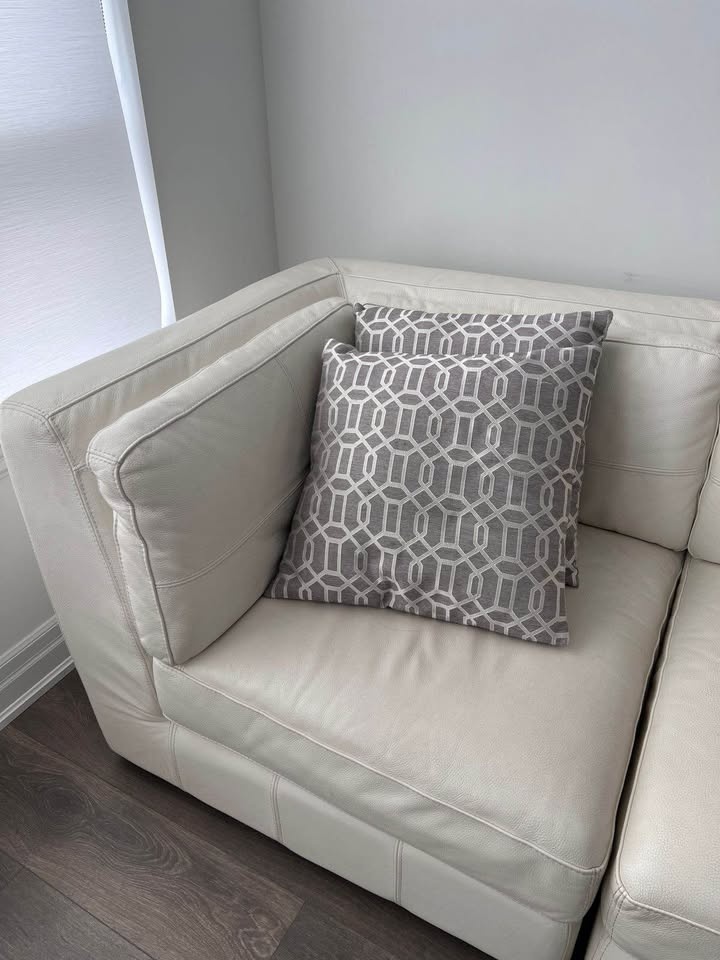 Sectional Sofa in Excellent Condition – Ready for Pickup - photo 3
