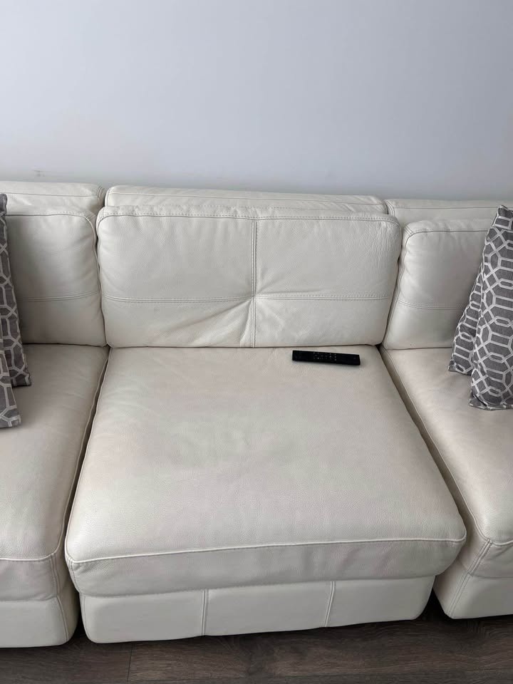 Sectional Sofa in Excellent Condition – Ready for Pickup - photo 5