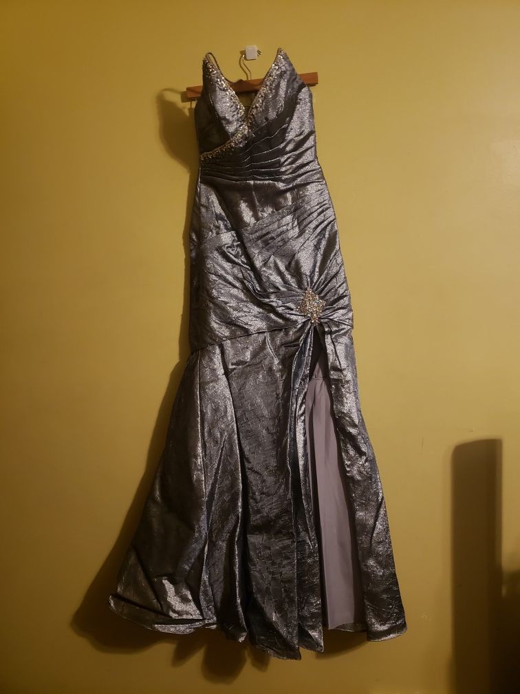 Beautiful Silver/Gray Special Event Dress - Size 8