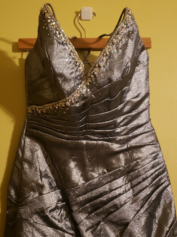 Beautiful Silver/Gray Special Event Dress - Size 8 - photo 3