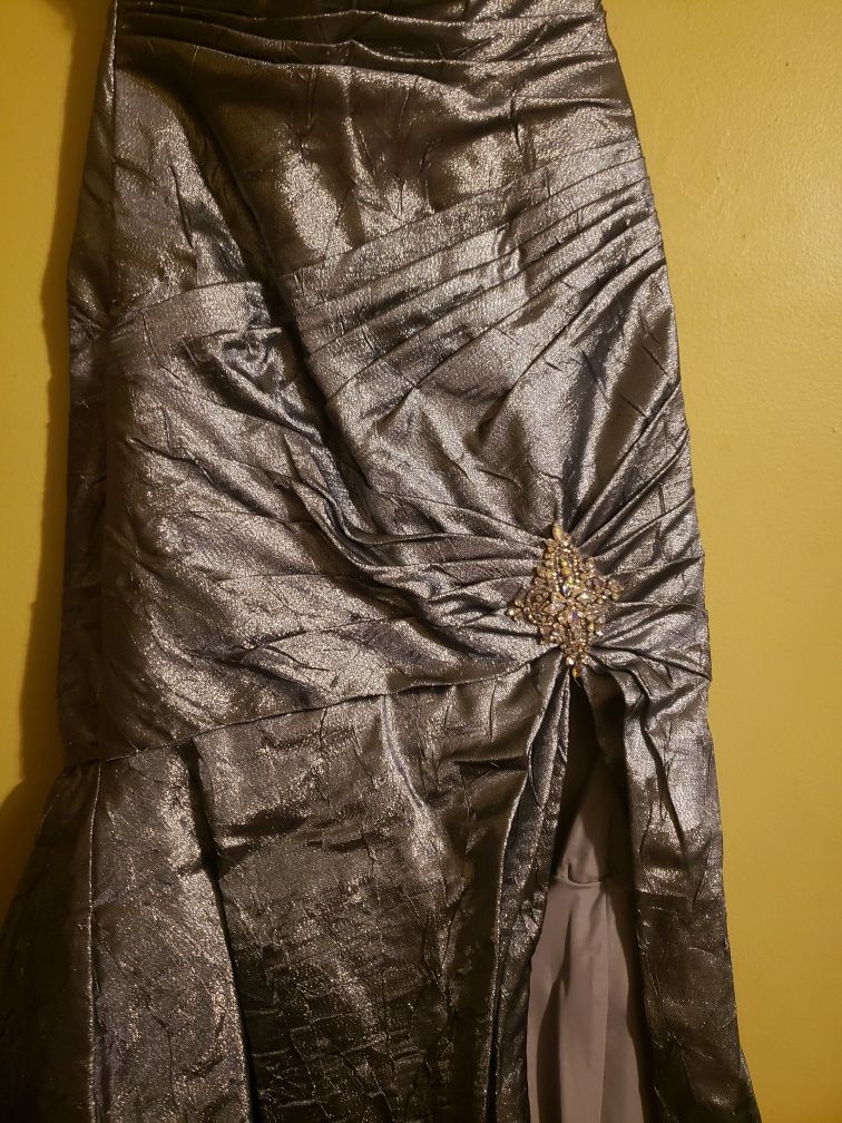 Beautiful Silver/Gray Special Event Dress - Size 8 - photo 5