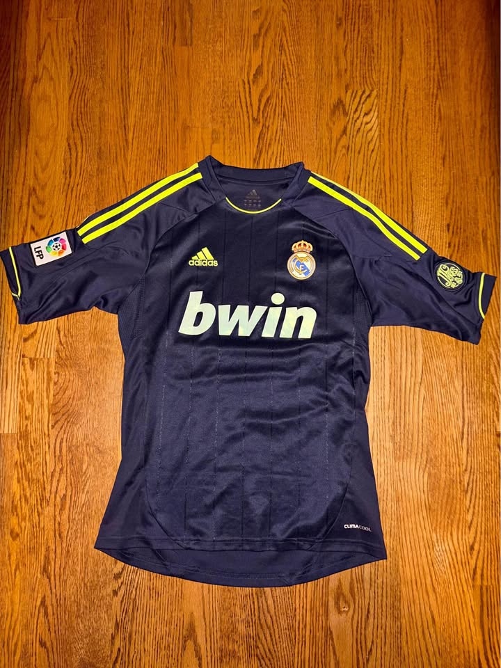 Real Madrid 2012/13 Away Jersey Men’s Small
