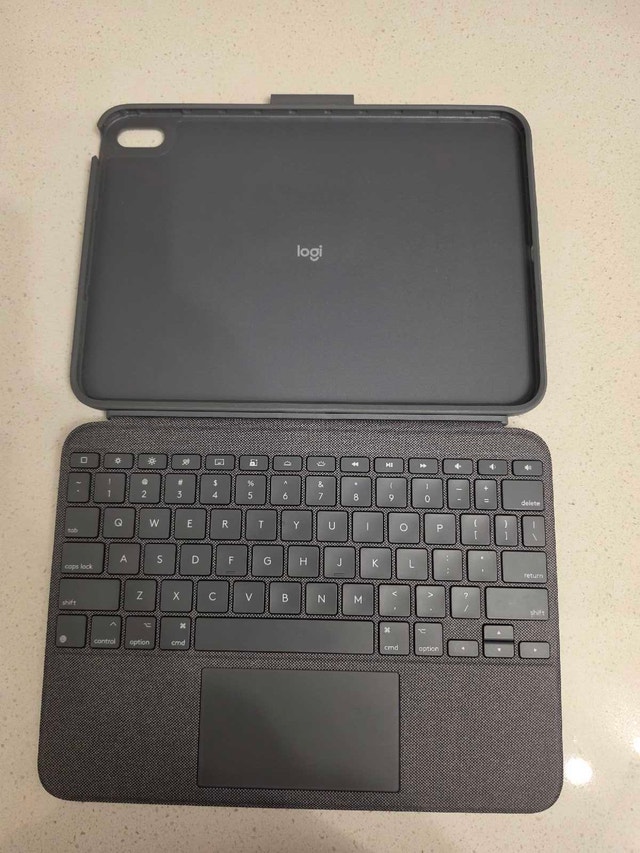 Logitech Combo Touch Keyboard Case  iPad iPad (10th gen & A16)