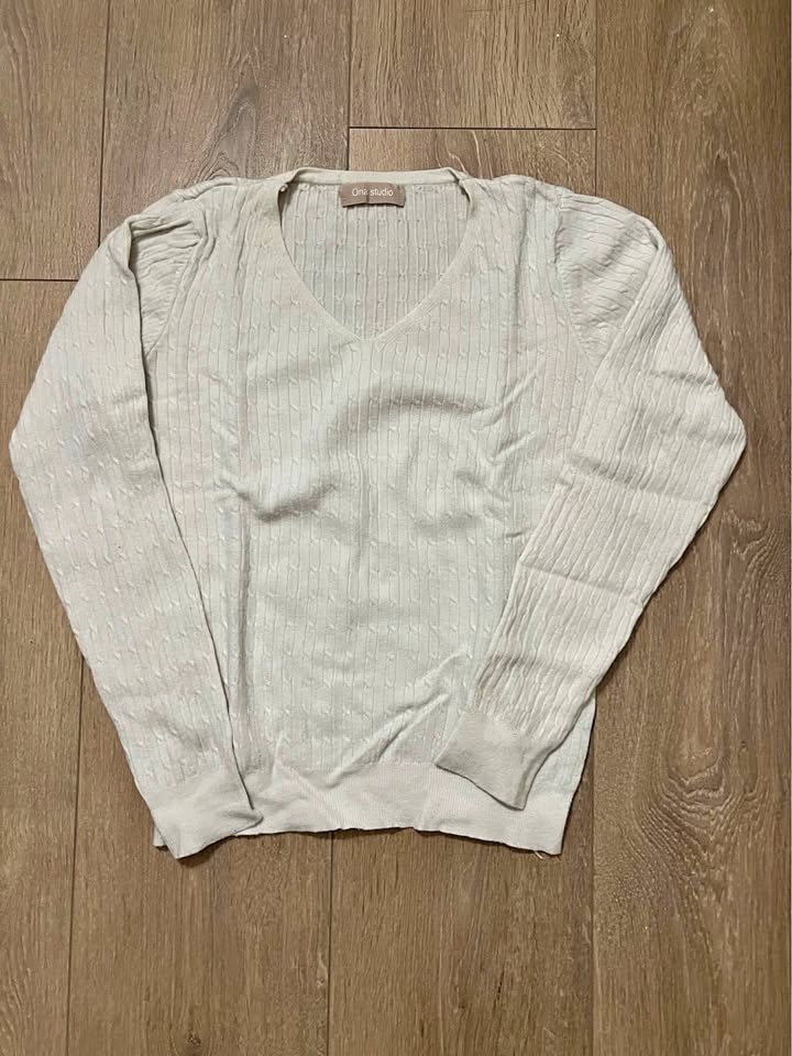 Cream V-Neck Cable Knit Sweater - S size - photo 2