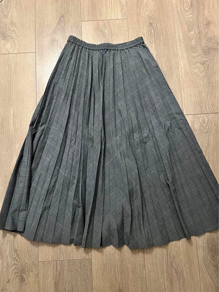 Uniqlo Classic Grey Plaid Pleated Midi Skirt - S size