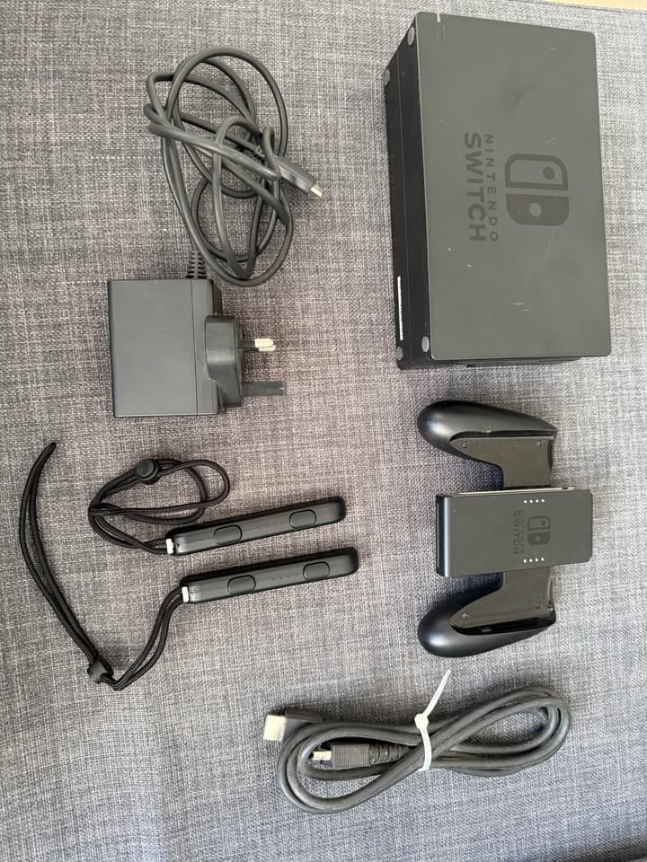 Nintendo Switch Bundle – Console + 2 Games - photo 2