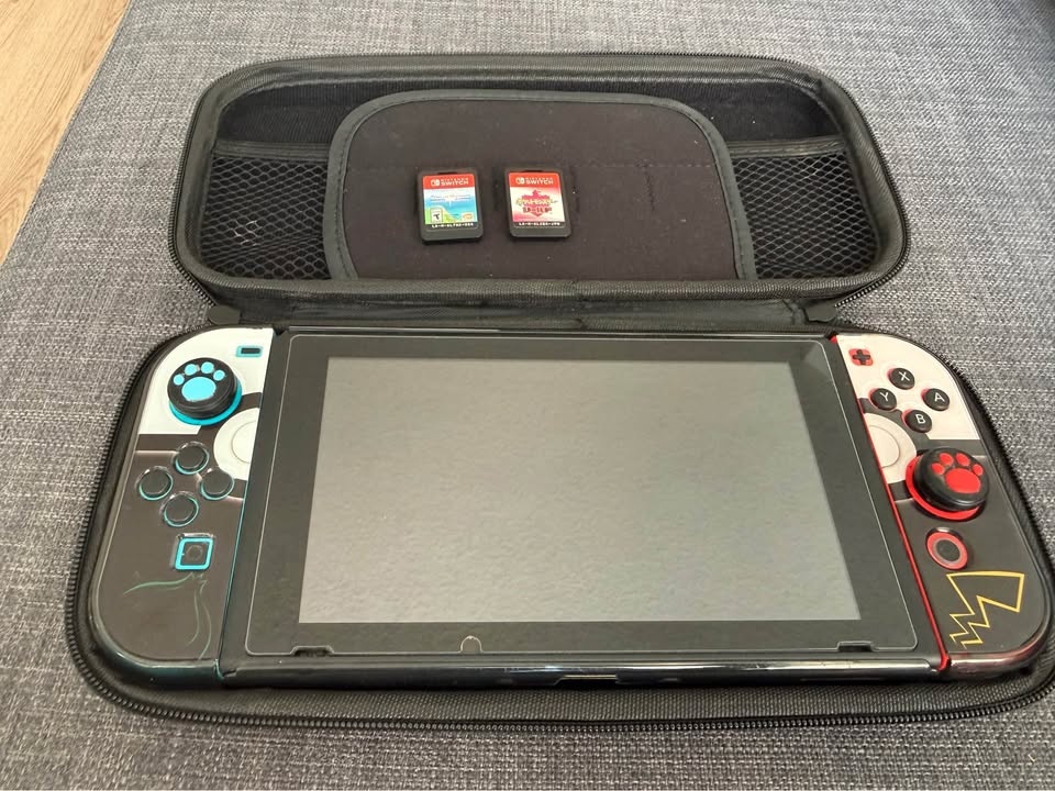 Nintendo Switch Bundle – Console + 2 Games - photo 3