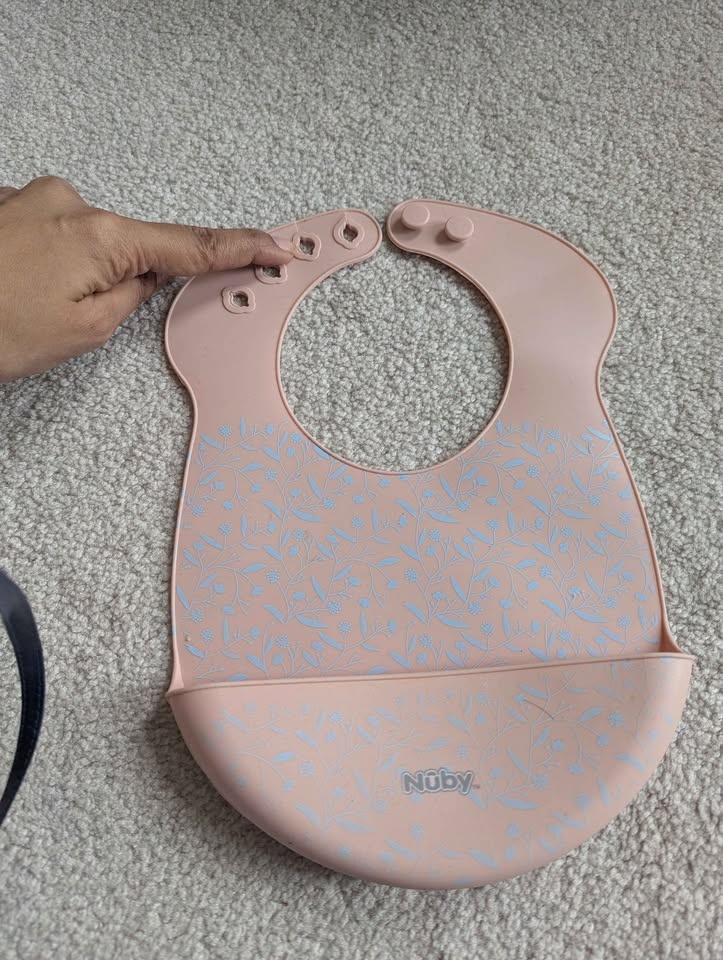 Silicon and coated water resistant bibs - 6 in total - photo 3