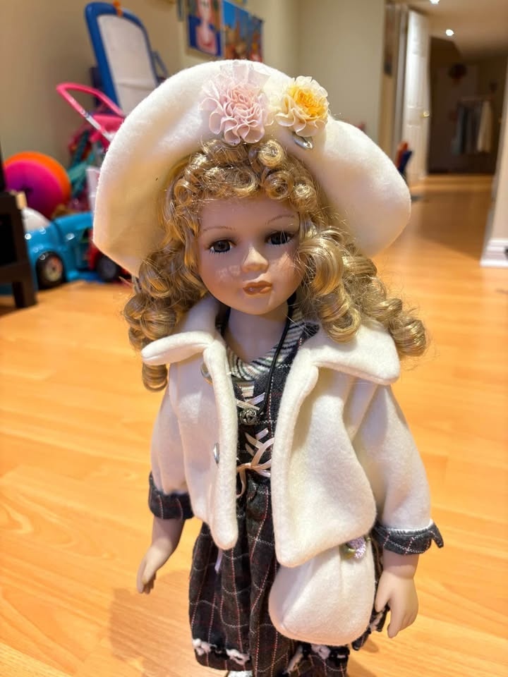 Vintage doll with stand (49cm tall) - photo 2