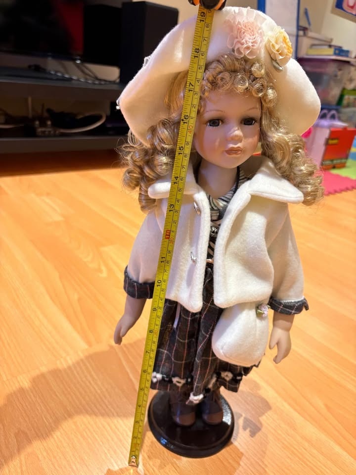 Vintage doll with stand (49cm tall) - photo 4