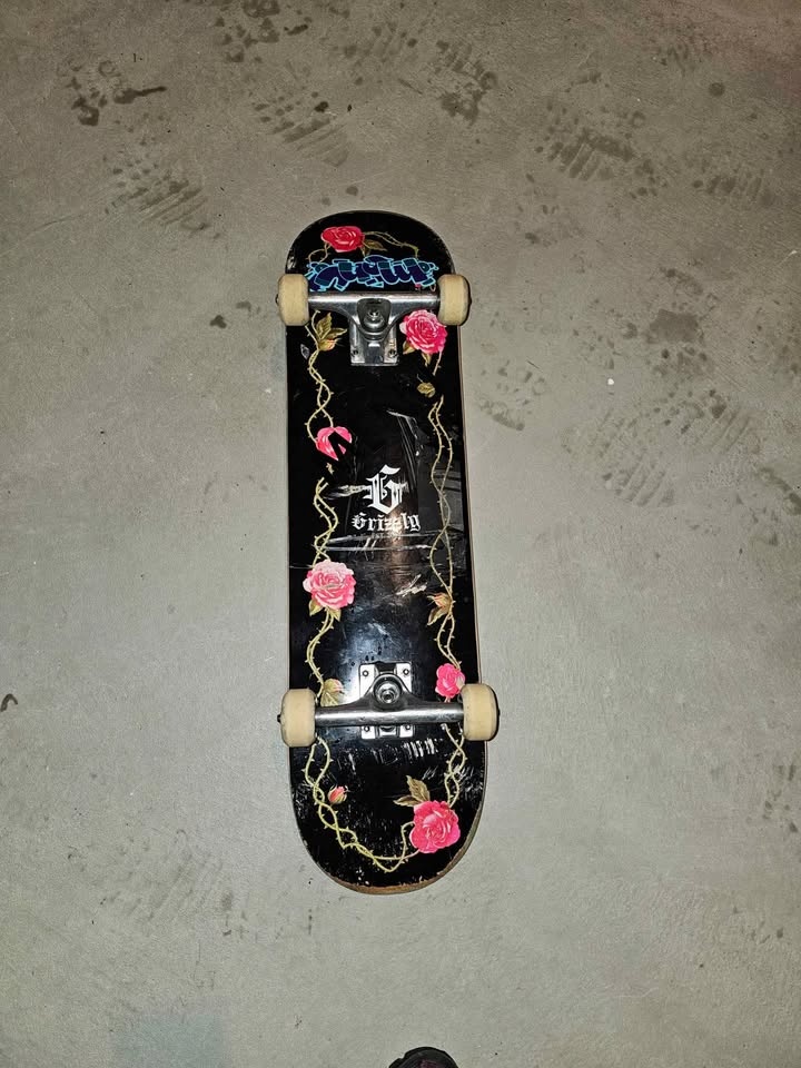 Skateboard (Complete) – Floral Design – Good Condition - photo 2