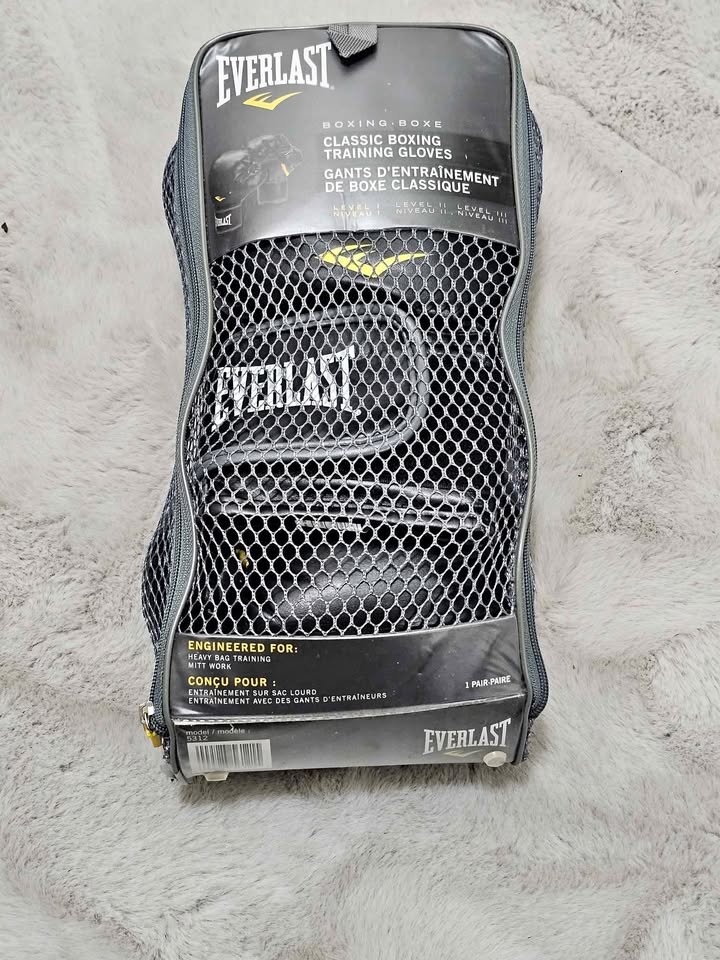 NEW Everlast Classic Boxing Gloves + Carry Bag