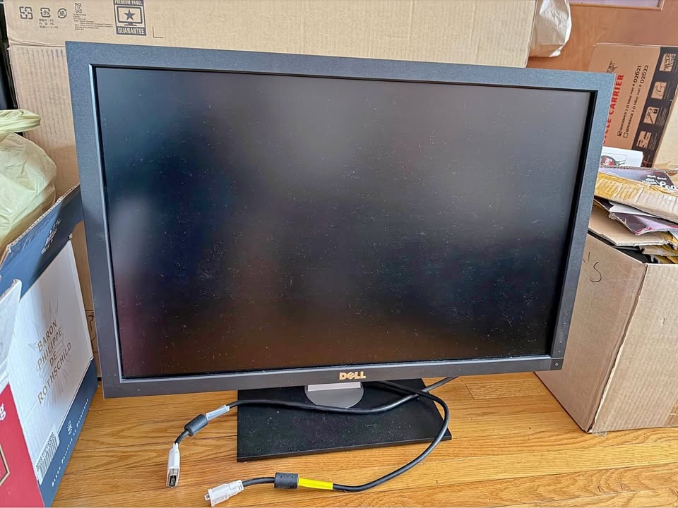 Dell UltraSharp U3011 30” Monitor – Complete w/ Box