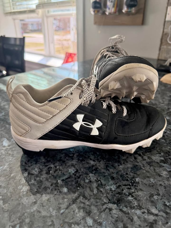 Girls Softball Spikes UA Size 6Y Cleats $35