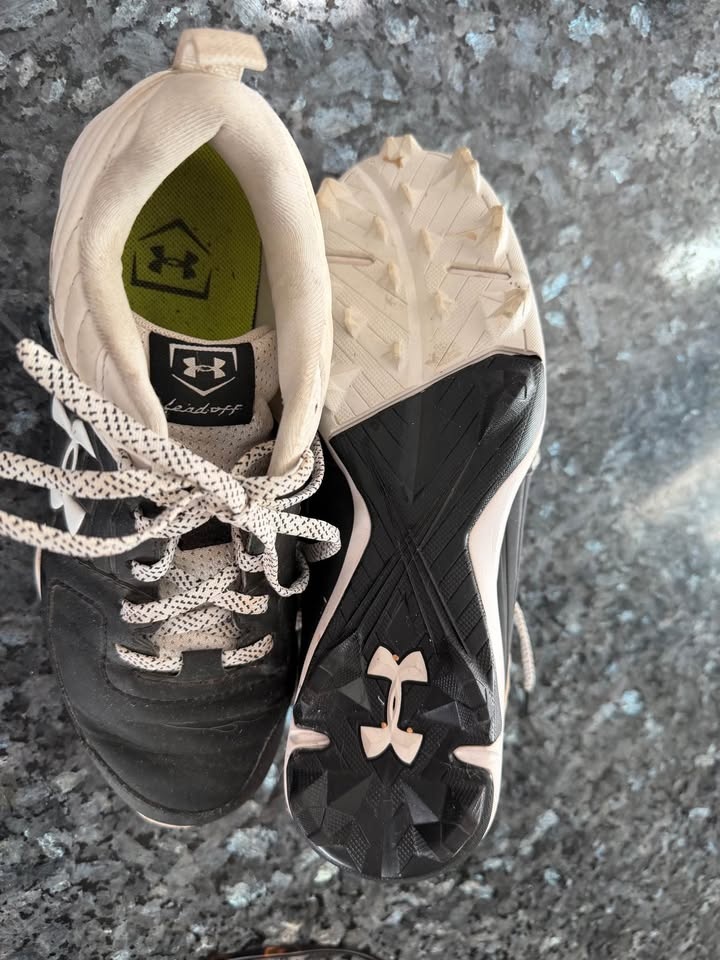 Girls Softball Spikes UA Size 6Y Cleats $35 - photo 2