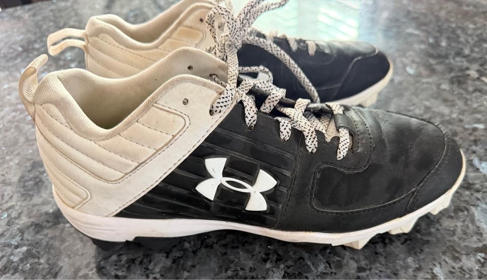 Girls Softball Spikes UA Size 6Y Cleats $35 - photo 3