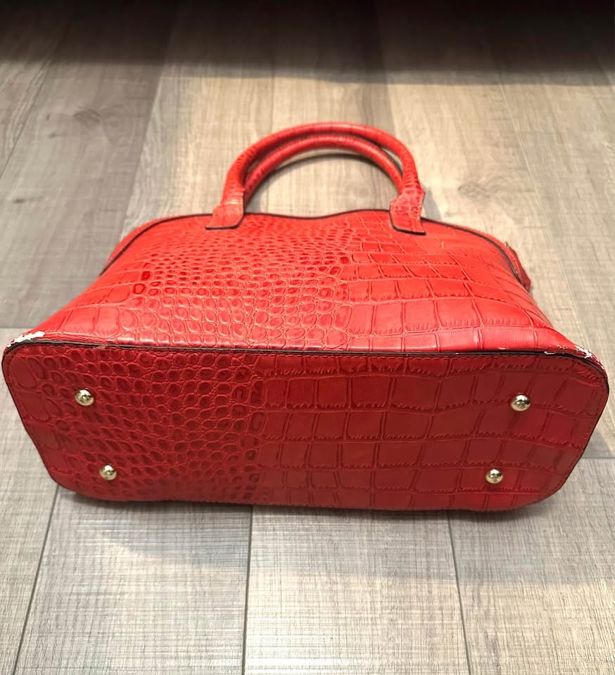 London Fog Multi Pocket Over the Shoulder Bag Red Alligator Prin - photo 4