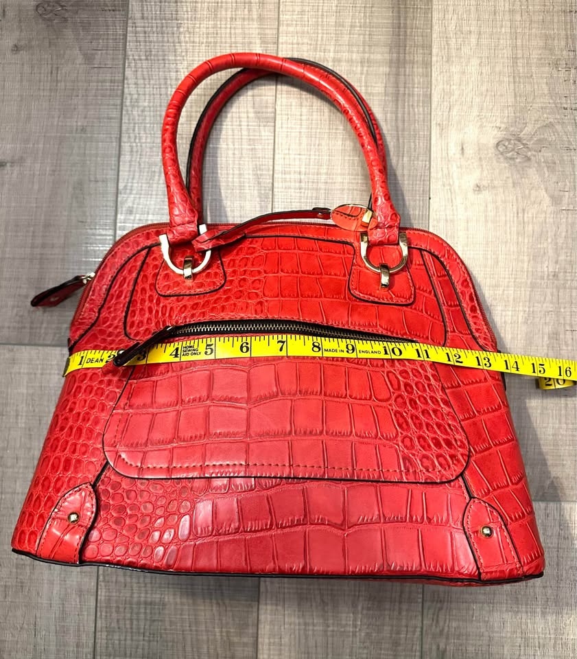 London Fog Multi Pocket Over the Shoulder Bag Red Alligator Prin - photo 5