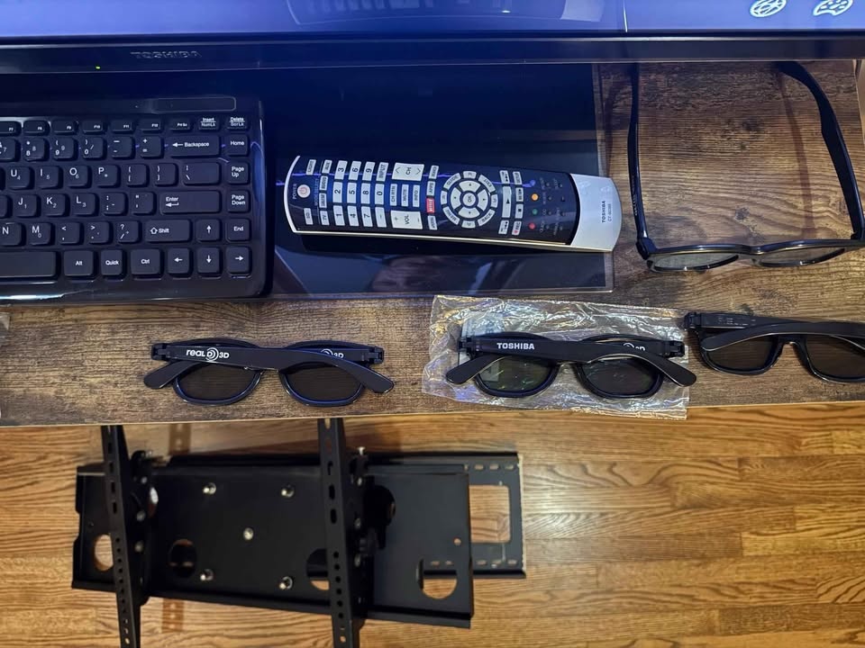 Toshiba 55 inch 3D TV with Specs - photo 3