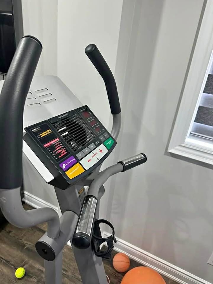 Reebok RL525 Professional Elliptical Machine