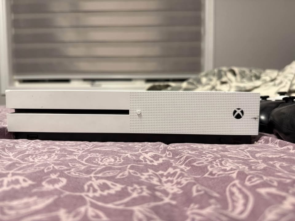 Xbox One S with 3 Controllers - photo 2