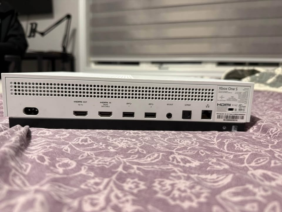 Xbox One S with 3 Controllers - photo 3