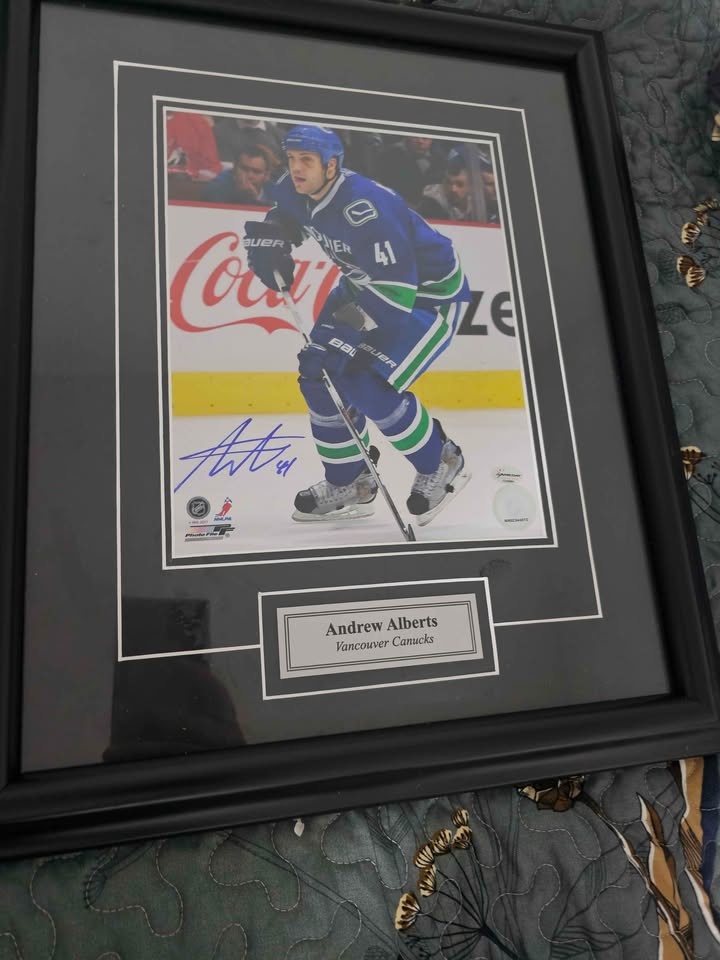 Signed & Framed Sports Memorabilia - photo 4