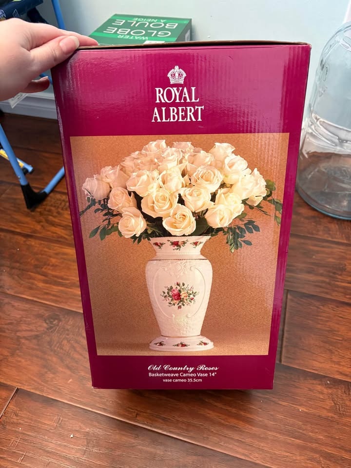 Royal Albert Vase *Brand New - photo 2