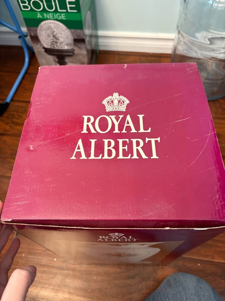 Royal Albert Vase *Brand New - photo 3