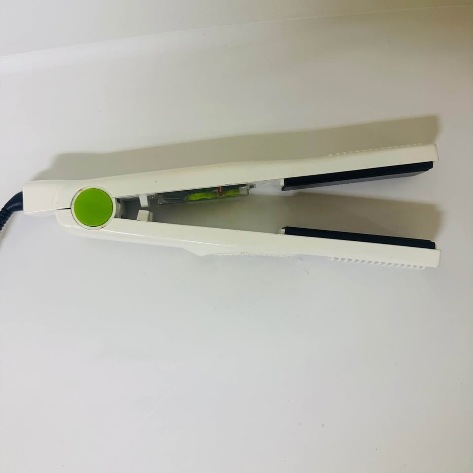 Vidal Sassoon Answers Hair Straightener - photo 3