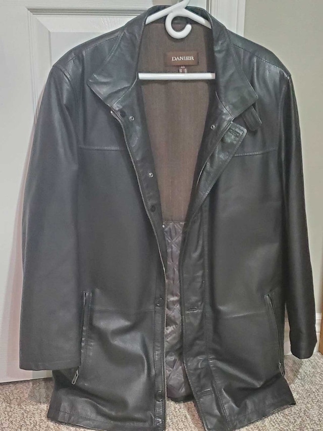 Men's Size M Black Danier Leather Coat w/ removable liner