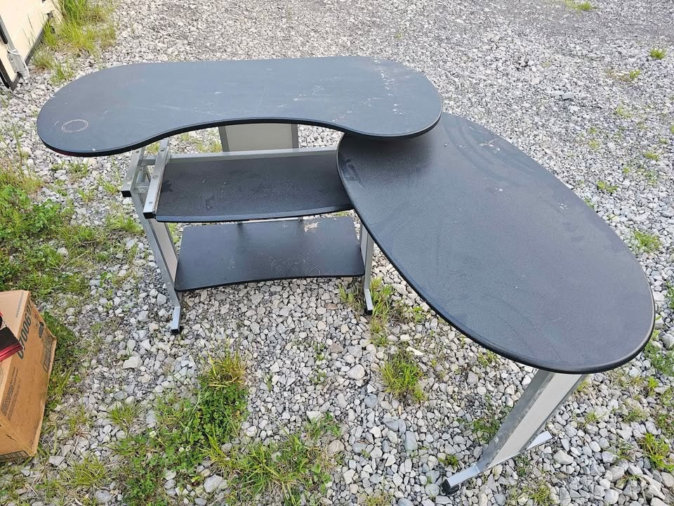 Computer desk that pulls out into L shape