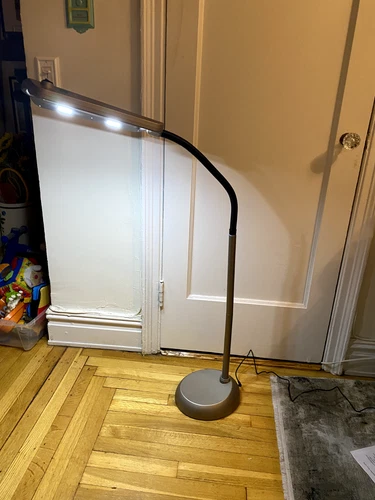 Lighted Magnifier Floor Lamp. Excellent Condition! Stop squintin