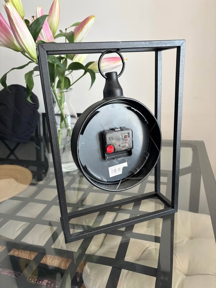 Modern Decorative Table Clock – Black Metal Frame - photo 2